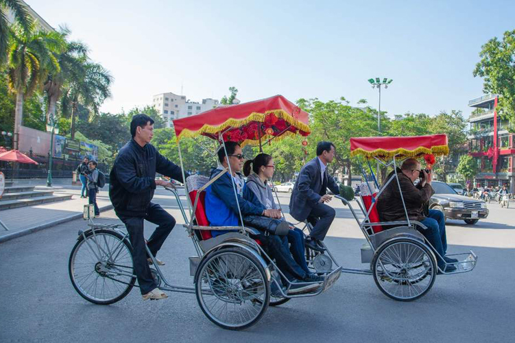 Hanoi Street Food Walking Tour with Cyclo Ride